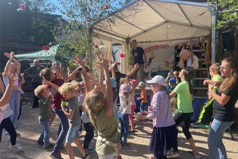 Leopard, Tiger und co.– erste Plüschtierparty im Erzgebirge rundet große Feierlichkeiten im Zoo der Minis ab - Zwei Durchgänge, 13.30 und 15.30, veranstaltete Lutz Piller(58) bei seiner Plüschtierparty auf der Bühne nahe des Eselgeheges. Dazu gehörte auch das Einfangen, Sammeln und später dann das Eintauschen der Stofftiere durch die Kinder.