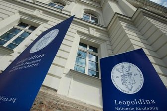 Leopoldina zu Corona-Maßnahmen: "Derzeit dringlich erforderlich" - Der Arbeitsgruppe gehören 20 Professoren aus zwölf Fachgebieten an.