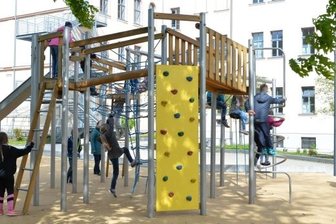 Lernen im Wechselmodus - Die erste Hofpause seit einem halben Jahr verbrachten viele Körner-Grundschüler in Freiberg am Donnerstag auf dem Spielplatz.