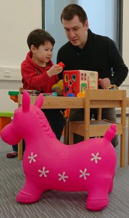 Lernen, lehren, spielen: Hochschule für jede Generation - WHZ-Mitarbeiter Walter Jürgens spielt mit seiner Tochter Helena in einem der Betreuungszimmer. 