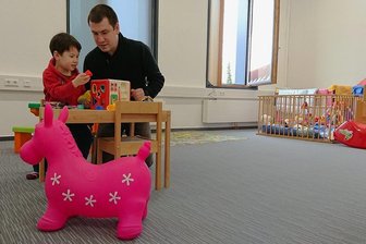 Lernen, lehren, spielen: Wie sich die Hochschule Zwickau für jede Generation aufstellt - WHZ-Mitarbeiter Walter Jürgens spielt mit seiner Tochter Helena in einem der Betreuungszimmer.