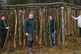 Lernen unter Bäumen - "Wir sind dem Wald auf der Spur" - Halten längst nicht nur Waldlabyrinth und Klangspiel in Schuss: Waldpädagoge Mike Liebscher, Joachim Oeser, FSJler Magnus Berger und Mirko Prüfer, der Leiter der Waldschule (v. l.).