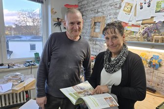 „LernFABrig“ in Crimmitschau: Wenn sich Schulverweigerer ums Frühstück kümmern - Chefin Grit Theil und Mitarbeiter Dirk Klinger in der Werkstatt für praktisches Arbeiten, die zum Crimmitschauer Schulprojekt gehört. Lehrer der Sahnschule unterrichten in den Fächern Mathe, Biologie, Musik, Physik und Informatik.