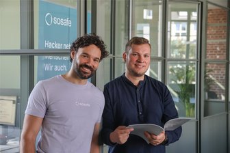 Lernvideos für Datensicherheit und Codes für Medikamente: Was „Die Fabrik“ in Chemnitz schon alles ausspuckt - Robert Schlesiger und Maximilian Dittrich von der Kölner Firma „SoSafe“ haben mit ihrem Team zwei Büroräume in der Fabrik an der Zwickauer Straße bezogen.