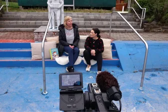 Lese-Event im Bad, Bergwerk und Blumenladen: Erzgebirger lesen an 23 ungewöhnlichen Orten vor - Silke Skorzus (links) und Jeannie Guhde im Freibad Auerhammer, dort entstand der Beitrag von Silke Skorzus.