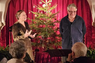 Lesecafé „Der kleine Lord“ begeistert im Kastanienhof in Reichenau - Silke Führich und Reinhardt Schuchart während ihrer Lesung im Kastanienhof.