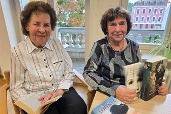 Lesecafé in Werdau: Die Macherinnen holen Leute aus der Einsamkeit - Die Organisatorinnen Erika Gruschwitz (89) und Brigitte Rodler (85) treten nach 30 Jahren den Rückzug an.