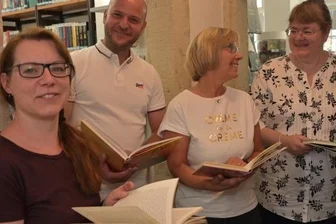 Leseclub folgt Buchsommer - Unterstützen den Lößnitzer Leseclub (v. l.): Katja Scheller-Hilbert vom Verein "Lößnitzer Bildungsweg", Hendryk Eidam von der Geschäftsführung der Eidam Landtechnik, Heike Puschmann, die Vorsitzende des Fördervereins Oberschule Lößnitz, und Cordula Kirsch, die Leiterin der Lößnitzer Stadtbibliothek.