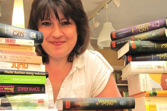 Leseeck in Geringswalde schließt nach 13 Jahren - Ein Bild aus glücklicheren Tagen: Anette Hofmann kurz vor Eröffnung ihres „Leseecks“ im August 2011.