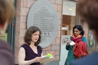 Lesen gegen das Vergessen - Nomi Drachinsky liest in der Halle des Chemnitzer Hauptbahnhofs Passagen aus dem Lebensbericht des Ben-Zion Tomer auf Hebräisch während der Aktion "Das demokratische Chemnitz liest".