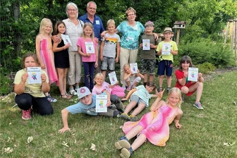 Lesepaten: Wenn Senioren Kindern vorlesen - Lesepaten und Grundschüler, die eine „Lesekönig-Urkunde“ erhielten.