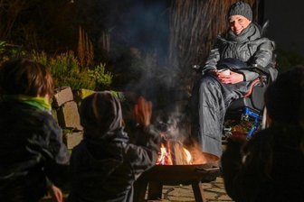 "Leser helfen"-Aktion: Bei Anne Philipp gibt es am Weihnachtsabend ein Essen wie bei Hirten - Mit den drei Kindern lebt Anne Philipp in Grüna. Beim Feuer im Garten fühlt sich die Familie wohl.