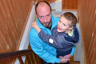 "Leser helfen"-Aktion: Warum für Janek an der Treppe Schluss ist - Ein Leichtgewicht ist Janek mit seinen sechs Jahren schon lange nicht mehr. Dennoch trägt ihn sein Vater André regelmäßig die Treppe hoch, weil dort oben sein Zimmer ist. Der Papa tut es gern für sein Kind. Doch mit jedem Kilo mehr wird es für ihn anstrengender.