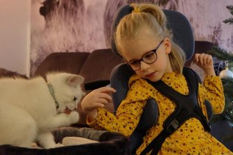 "Leser helfen"-Aktion: Wie Lilly und Deborah aus dem Erzgebirge Weihnachten feiern - Lillys tierisches Weihnachtsgeschenk kam schon einige Tage vor der eigentlichen Bescherung: Kater Findus.