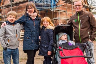 "Leser helfen"-Aktion: Zwei Familien aus dem Erzgebirge hoffen auf Unterstützung - Familie Wohlgemuth - von links: Aaron, Romy, Rahel, Deborah und David - auf der Hausbaustelle. Für die Mehrkosten, die wegen der notwendigen Barrierefreiheit anfallen, benötigen sie Unterstützung.