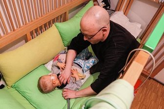 "Leser helfen": Ben aus Chemnitz und die kleinen anstrengenden Fortschritte - Thomas Stiewe bringt Ben ins Bett. Seit einer Lungenentzündung im vergangenen Jahr muss der Junge nachts beatmet werden.
