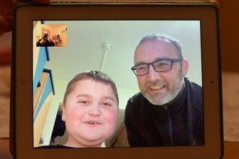 "Leser helfen" Der große Wunsch des kleinen Max - Der zwölfjährige Maximilian mit seinem Vater Mario auf dem Bildschirm des Tablets, das Mutter und Tochter vor sich haben.