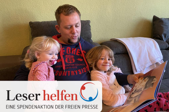 "Leser helfen": Die Sorge um Mia ist allgegenwärtig - Vorgelesen wird meist abends im Bett. Doch in der Vorweihnachtszeit verlegt Papa Jörg Krumpe das Ritual schon mal ins Wohnzimmer. Mia (rechts) und Freya sind dann nicht die einzigen Zuhörer.