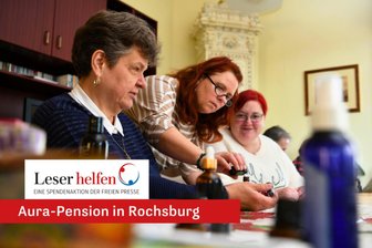 „Leser helfen“: Duftreise lässt sehbehinderte Frauen lachen und Gemeinschaft fühlen - Das Angebot in der „Villa Rochsburg“ ist vielfältig. Dieser Tage stellte Carmen Petrus aus Lunzenau mit Gästen Duftspray her. Elke Richter (l.), die eine Seheinschränkung hat, und ihre Tochter Ines Richter nahmen teil.