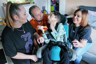 "Leser helfen": Ein Lachen als schönstes Geschenk - Schwester Vanessa, Vater Sven und Mutter Gabriela geben alles dafür, damit es dem zehnjährigen Max Dolge daheim in Borstendorf so gut wie möglich geht.