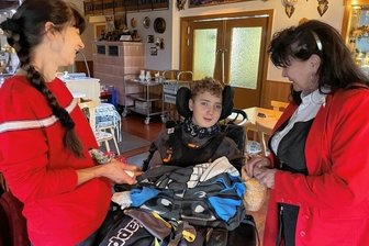 Leser helfen: Fahrstuhl am Haus ist für kranken Ulli aus Schneeberg "das Tor zum Glück" - Mutter Silke Müller (l.) und Christine Matko, die Schirmherrin der Aktion Kinderherzen, halten immer noch engen Kontakt, da bis heute die Aktion finanziell bei der Beschaffung von Nahrungsergänzungsmitteln für Ulli hilft.