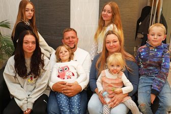 "Leser helfen": Familie Hanf aus Neumark - Acht Kämpfer und ein Wunsch - Nur Vierbeiner Ben fehlt auf dem Foto. Familie Hanf aus Neumark geht sonst immer gemeinsam durch dick und dünn. In diesem Fall schauen alle auf den Fotografen, und zwar vorn von links: Thalea, Vater Jörg mit Mia, Mutter Sandra mit Freya und Elias. Hinten von links: Vanessa und Jessica.