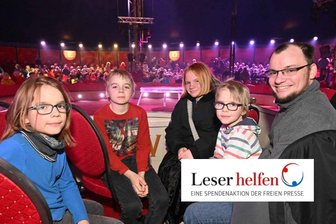 „Leser helfen“ im Erzgebirge: Familie aus Hermannsdorf erlebt Weihnachtszirkus - Johannes Hadlich (rechts) mit seinen Kindern August, Friedemann, Erika und Heinrich im Zirkus.