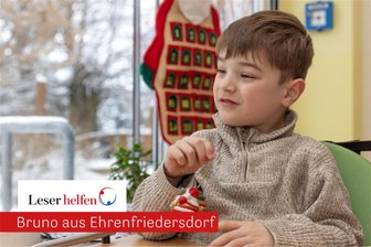 Leser helfen im Erzgebirge: Was Bruno sich zu Weihnachten wünscht - Woran Bruno wohl gerade denkt? Vielleicht schon an das Weihnachtsfest? Gemeinsam mit seinen Spielgefährten in der Kindertagesstätte „Am Sonnenhügel“ in Ehrenfriedersdorf hat er jedenfalls schon mal seinen Wunschzettel gemalt und in den großen Briefkasten am Weihnachtsmannhaus geworfen.