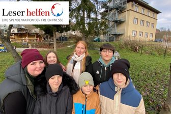 „Leser helfen“ im Vogtland: Damit auch der Garten der Kinderarche eine Wohlfühl-Oase wird - Die Reichenbacher Kinderarche ist ein Zuhause auf Zeit. Im Haus ist alles auf die Bedürfnisse der Kinder abgestimmt. „Im Außengelände nicht, das ist unser großer Wunsch“, sagt Einrichtungsleiterin Nicole Baumann (hinten).