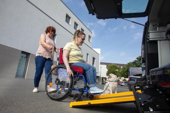 „Leser helfen“ im Vogtland: Emi aus Plauen und ihr neues Auto - Statt ihre Tochter Emi mühsam auf den Beifahrersitz zu heben, kann Andrea Lehmann den Rollstuhl bequem ins Auto schieben.