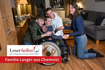 „Leser helfen“ in Chemnitz: Jakob und der unbedingte Wille zum Leben - Jakob robbt, fährt mit dem Rollstuhl und hat auch andere Hilfsmittel. Im Bild ist er mit Mutter Katja Langer und den Brüdern Joshua (r.) und Julius zu sehen.