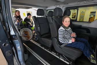 „Leser helfen“ in Chemnitz: Wie ein Auto Jakobs Leben einfacher macht - Jakob Langer ist glücklich. In dem Renault ist Platz für die ganze Familie. Sein Rollstuhl hat auch Platz im Kofferraum. Hinten im Bild: Katja Langer und Bruder Julius.