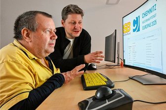 "Leser helfen" in Chemnitz: Wie Mike Riedel trotz Sehschwäche am Computer arbeitet - Mike Riedel (l.)muss zoomen, um zu schreiben und zu lesen. Gemeinsam mit Ronny Pflugbeil lernt er den Umgang am Computer.