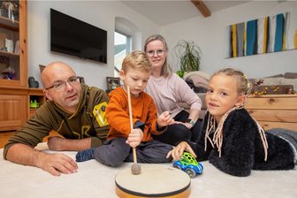 "Leser helfen": Kleiner Jakob ist schwer krank - Eltern haben großen Wunsch - Familie Schlosser aus Theuma: Papa Lars, Jakob (5). Mama Isabelle und Schwester Johanna (7).