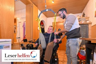 Leser helfen: Mobil trotz Hindernissen - Klaus Hergerts Weg zur Freiheit - Hakif Berisa hilft Klaus Hergert, in den Treppenlift zu steigen.