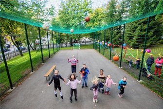 Leser helfen: Plauener Kinder freuen sich über Ball-Spielplatz - Dank Spendengeld können die Bälle im Plauener Awo Kinder- und Jugendhaus nun wieder hoch fliegen.