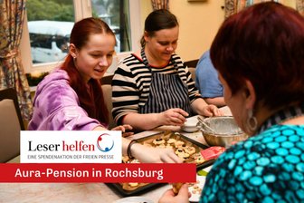 „Leser helfen“: Praktikantin leistet vollen Einsatz für blinde Menschen - Praktikantin Angelina-Christin Friedrich aus Göritzhain beim Plätzchen backen mit Gästen der Pension. Sie sagt: „Ich habe einmal versucht, mit meiner Freundin blind zu backen - es war eine Katastrophe.“