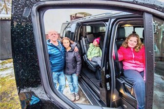 "Leser helfen"-Spendenaktion: Familienvater aus dem Erzgebirge dankt für "gigantische Hilfe" - Familie Heinz aus Hundshübel und ihr neues Auto: Vater Mirko Heinz mit Lebensgefährtin Annegret Colditz und seinen beiden Töchtern Lina und Lilli Heinz. 