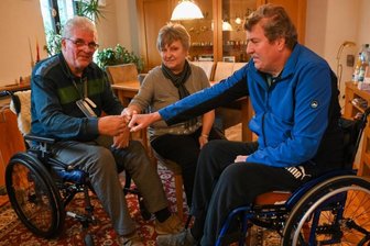 "Leser helfen"-Spendenaktion: Modellbahn-Verein wünscht sich rollstuhlgerechten Zugang - Gunther Liebers (links) und seinen Bruder Frank (im Foto mit seiner Frau Kerstin) hat innerhalb weniger Monate ein ähnliches Schicksal ereilt. Nach einem Unfall beziehungsweise nach einer Operation sind sie auf den Rollstuhl angewiesen und können deshalb auch nicht mehr aktiv am Vereinsleben der Modelleisenbahnfreunde teilnehmen.