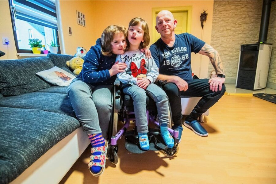 "Leser helfen"-Spendenaktion: Starkes Trio könnte ein neues Auto gebrauchen - Lilli, Lina und Vater Mirko Heinz sind ein Trio, das gut miteinander auskommt. Die siebenjährige Lina sitzt im Rolli. "Und doch ist sie der Boss bei uns Zuhause", sagt der Papa voller Stolz. 