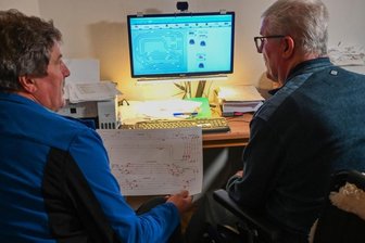 "Leser helfen": Trotz Rollstuhl-Schicksal per Mausklick in die weite Welt - Frank und Gunther Liebers (von links) sind nach einem Schicksalsschlag auf den Rollstuhl angewiesen. Von zu Hause aus können sie aber am Vereinsleben der Modelleisenbahner Chemnitztal teilnehmen, hier beim Erstellen eines Schaltplanes für eine TT-Anlage. 