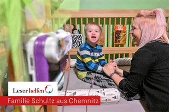 „Leser helfen“: Warum Oskar das Essen noch lernen muss - Abendbrotzeit für Oskar: Über eine Sonde wird der Junge ernährt. Eine Stunde dauert es, bis die Pumpe die Sondernahrung langsam an ihn abgegeben hat. Seine Mutter Denise Schultz hat immer ein Auge auf ihn.