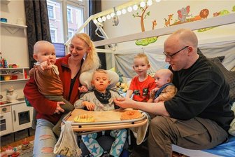 "Leser helfen": Weniger Barrieren und eine starke Familie - Wirklich Ruhe kehrt bei dieser Familie eigentlich nie ein. Ben ist der große Bruder von Pia (l., auf dem Arm von Jennifer Schneider), Piet (3. v. r.) und Phil (auf dem Schoß von Thomas Stiewe). Der Junge hat Trisomie 21, Grauen Star und einiges mehr. In ihr aktuelles Auto passt die komplette Familie nicht hinein.