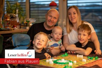 Leser helfen: Wie Fabians Schicksal Menschen im Vogtland zusammenbringt - Für Fabian, Papa Ronny mit Söhnchen Eddie und Mama Claudia mit Sohn Christian Schmidt (von links) steht Weihnachten 2023 unter einem besonderen Stern.
