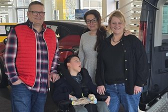 „Leser helfen“: Wie Marlon aus Limbach-Oberfrohna endlich gern im Auto mitfährt - Autoübergabe: Marlon und Tina Ruckriegel (r.), Claudia Harloff und Andreas Küchler (Signal Iduna).