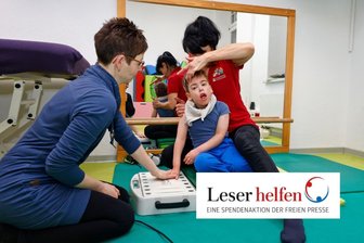 „Leser helfen“: Worum es bei der Therapie für Toni aus Glauchau wirklich geht - Mutter Nancy Czok mit Toni und der Therapeutin Sandra Schmidt in der Frühförderstelle der Diakonie.