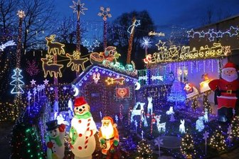 Leser küren schönsten Weihnachtsschmuck - Bunt strahlt es in Kuhschnappel, wo der 16-jährige Piet Ahnert eine riesige Dekoration aufgebaut hat. Eisblumen, Sterne, Weihnachts- und Schneemänner, aber auch Rentiere, ja sogar eine Pinguin-Familie, zieren den Garten. Überall flimmert und blinkt es. Innerhalb von acht Jahren hat der Gymnasiast mit weit mehr als 13.000 Lämpchen und knapp 200 Metern Lichtschlauch ein Weihnachtsland gestaltet.