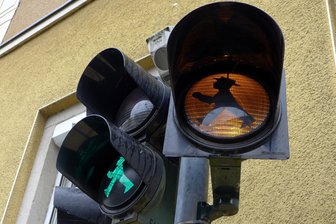Leser-Meinung nach Unfall am Tzschirnerplatz in Mittweida: „Eine Kreuzung wie jede andere“ - An der Fußgängerampel am Platz leuchtet es orange, wenn sie Grün haben.