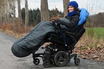 Leser sammeln für schwerkranke Chemnitzer Ärztin: "Innerhalb von Stunden konnte ich mich nicht mehr bewegen" - Anne Philipp genießt die Möglichkeit, trotz Rollstuhl Ausflüge unternehmen zu können.