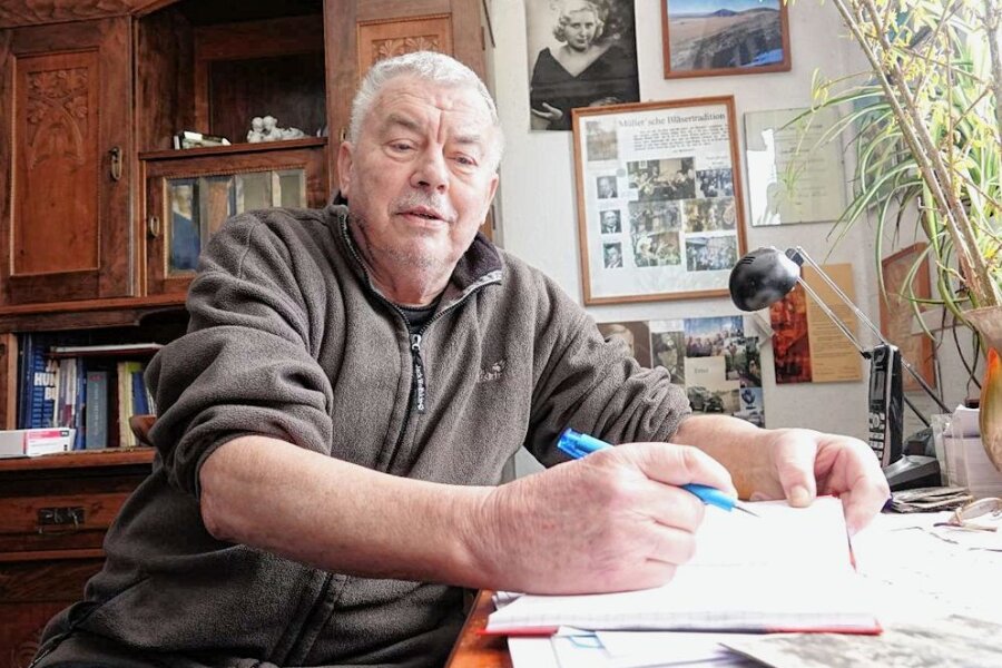 Leser wählen Ukrainehelfer Karl-Ernst Müller zum Westsachsen des Jahres - Karl-Ernst Müller an seinem Schreibtisch. Der 75-Jährige erhielt bei der Wahl 397 Stimmen.